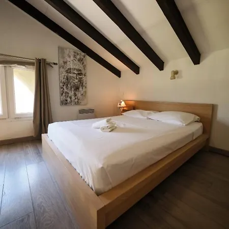 Grand Mezzanine Sur La *